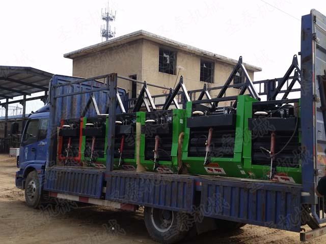 牧草撿拾打捆機(jī)作業(yè)時遇到堵塞情況，要關(guān)閉發(fā)動機(jī)，切斷動力后再清除