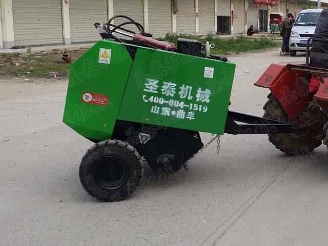 全自動牧草打捆機還有拾檢秸稈的功能，全面實現(xiàn)了自動化，一個人即可操作該機器