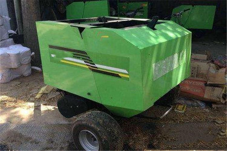 通過秸稈打捆機前部人工給固定倉喂料，當(dāng)草捆大到固定倉和活動倉接觸到一些密實度時，活動倉上方的惰性輥和左側(cè)的信號輪會均勻轉(zhuǎn)動