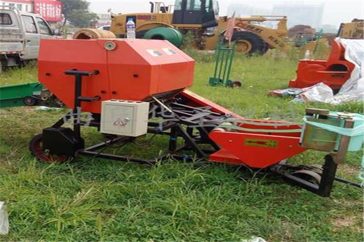 像各個(gè)潤滑器加注黃油，并將青貯打捆機(jī)放在干燥通風(fēng)處