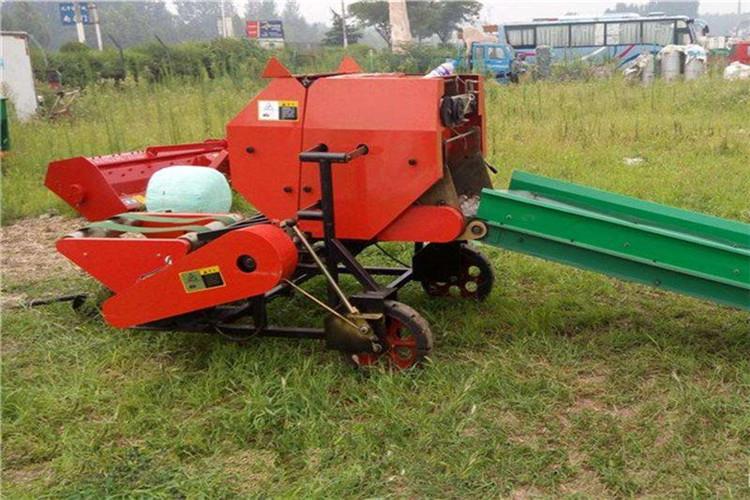 青貯打捆機(jī)在使用過程中，嚴(yán)禁撿拾器彈齒耙地，注意觀察青貯打捆機(jī)工作狀況提示