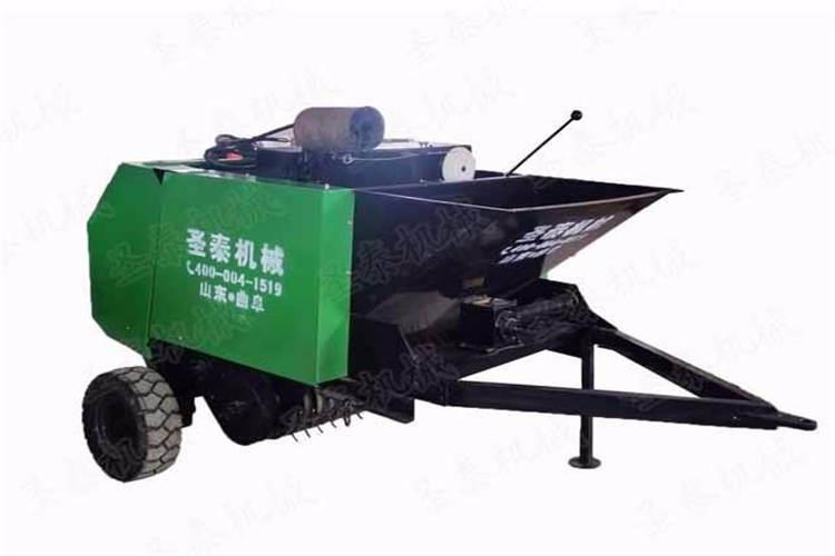 打開右門，按照秸稈打捆機(jī)說明書標(biāo)明的“穿帶過程法”或秸稈打捆機(jī)穿帶示意圖，正確穿帶